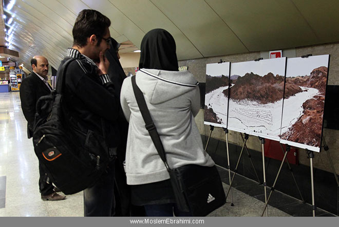 تصویر اثر محیطی بزرگداشت ریچارد براتیگن در جزیره هرمز در مترو تهران